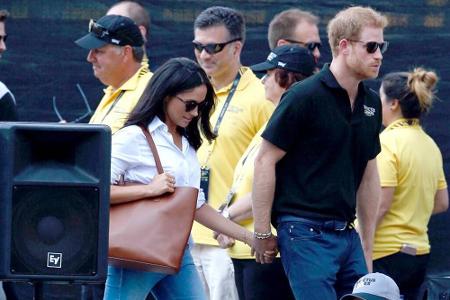 An der Seite von Prinz Harry darf es aber auch mal entspannter zugehen: In Skinny Jeans, lockerer Bluse und Ballerinas macht...