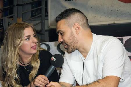 Dieses Foto zeigt Rapper Bushido 2017 im Interview mit Laura Larsson. Damals waren die Positionen klar: Sie die Radiomoderat... Dieses Foto zeigt Rapper Bushido 2017 im Interview mit Laura Larsson. Damals waren die Positionen klar: Sie die Radiomoderat...