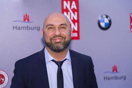 Serdar Somuncu talkt in 'Die blaue Stunde' immer sonntags zwischen 16 Uhr und 18 Uhr auf Radio Eins. Sein Thema: die politis...