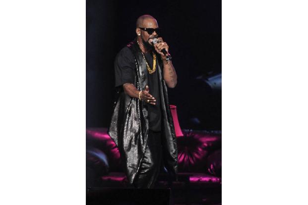 R. Kelly ist wütend. Er ist wegen des Verdachts auf sexuellen Missbrauchs auf Kaution von 100.00 Dollar (knapp 90.000 Euro) ...