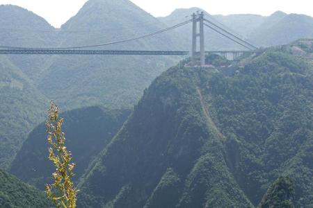 Die höchste Autobrücke der Welt ist die Siduhe-Brücke in China: Zwischen Flussbett und der Fahrbahn liegen 472 Meter - dabei...