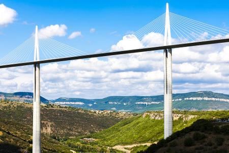 Den höchsten Brückenpfeiler besitzt der Viaduc de Millau in Frankreich: Er ist 343 Meter hoch. Stararchitekt Norman Forster ...