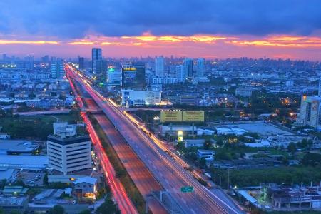 Darunter liegt ein Betonmeer: Der Bang Na Expressway in Bangkok schlängelt sich über die thailändische Hauptstadt. Und zwar ...