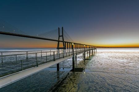 Die längste Brücke Europas ist die Ponte Vasco da Gama in Lissabon mit gut 17,2 Kilometern.