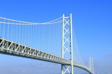 1.991 Meter Spannweite zwischen zwei Pfeilern weist die Akashi-Kaikyo-Brücke in Japan aus - Rekord!