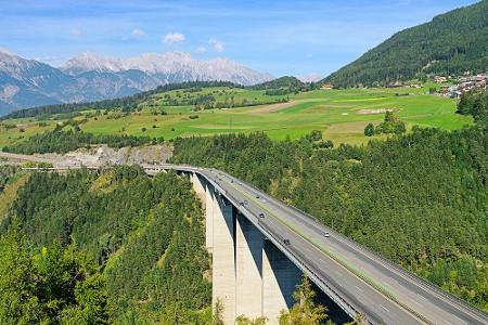 Nah an unseren Gefilden: Die höchste Balkenbrücke ist die Europabrücke der Brenner-Autobahn bei Innsbruck in Österreich mit ...
