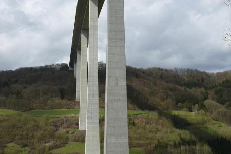 Form follows function: Schön ist sie nicht, die Kochertalbrücke in Deutschland. Aber die höchste Autobahnbrücke in Deutschla...