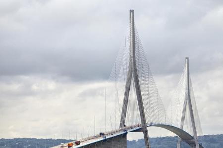 Die größte Schrägseilbrücke in Europa befindet sich in Frankreich: Die Pont de Normandie verbindet Le Havre mit Honfleur, di...