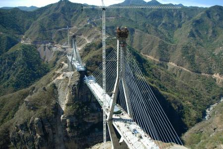 Imposant: Die Baluarte-Brücke in Mexiko ist die höchste Schrägseilbrücke der Welt. Unter ihr geht es gut 400 Meter in die Ti...