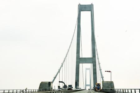 Mit ihrer Spannweite von 1.624 Metern ist die Storebaeltsbroen-Brücke eine der größten der Welt. Gesamtlänge: 6,8 Kilometer....