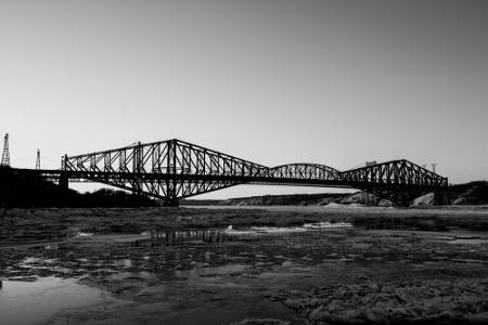 Die Brücke über den St.-Lorenz-River in Quebec in Kanada gilt als die Auslegerbrücke mit der größten Spannweite: 549 Metern ...
