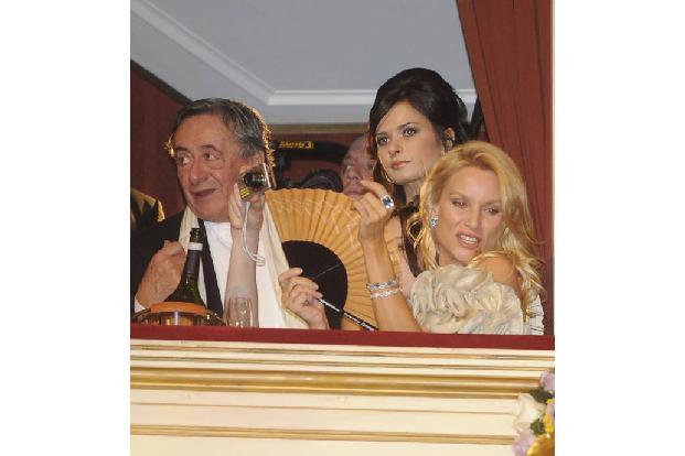 ...mischte sich auch einmal Nicollette Sheridan, die Richard Lugner in seiner Loge Gesellschaft leistete. Die war 2009 danke...