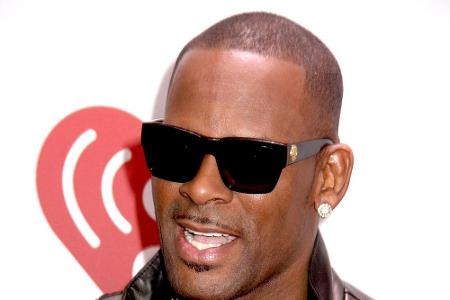In einem Interview äußerte sich R. Kelly zu den Vorwürfen, zeigte sich ungehalten, schrie und hämmerte sich auf die Brust. 