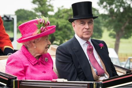 Das britische Königshaus zog drastische Konsequenzen. Andrew musste von seinen royalen Pflichten zurücktreten und sein priva...