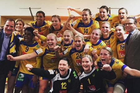 Noch nichts für Estelle? Prinz Daniel (re.) und Schwedens Ministerpräsident Stefan Löfven jubeln mit ihrer Damen-Handball-Na...