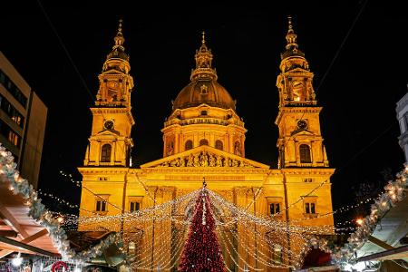 Nach Budapest kommen nur wenige Touristen im Winter. Dabei hat die ungarische Hauptstadt unzählige Thermalbäder zu bieten, u...