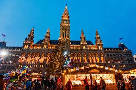 Auch das winterliche Wien ist eine Reise wert. In der Vorweihnachtszeit wartet die historische Stadt mit einer Vielzahl von ...