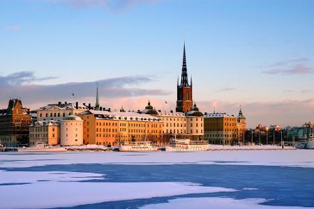 Wer extra viel Schnee möchte, sollte nach Stockholm. Hier kann man wunderbar in der Altstadt flanieren und die Architektur b...