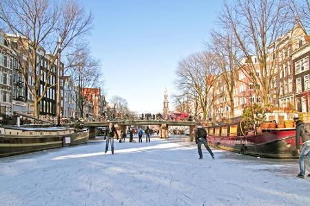 In Amsterdam kann man seiner sportlichen Seite fröhnen. Denn wenn die vielen Kanäle zugefroren sind, kann man darauf Schlitt...