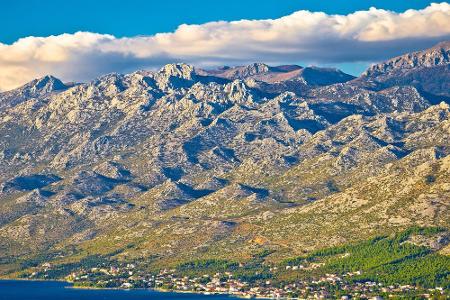 Wir starten im Westen Dalmatiens. Am Fuße des Velebit-Gebirges liegt der kleine Ort Starigrad-Paklenica. Unweit der Badesträ...