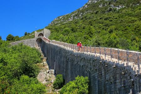 Die längste Stadtmauer Europas befindet sich in Ston. Sie ist nach der Chinesischen Mauer mit ca. fünf Kilometern sogar die ...