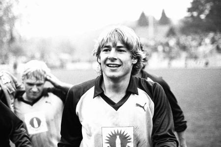 In Geislingen an der Steige geboren, begann Klinsmann mit acht Jahren beim TB Gingen Vereinsfußball zu spielen. Zwei Jahre l...