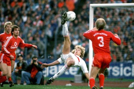 Mit diesem Fallrückzieher gegen den FC Bayern krönte Klinsmann eine persönlich sehr erfolgreiche Saison 1987/88. Mit 19 Tref...