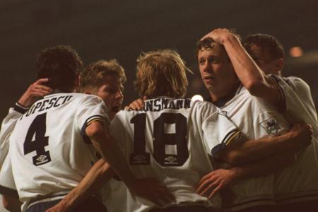 Seit der EM 1988 war die Rückennummer 18 Klinsmanns Markenzeichen. Der Stürmer spielte eine (für sich) erfolgreiche WM 1994 ...