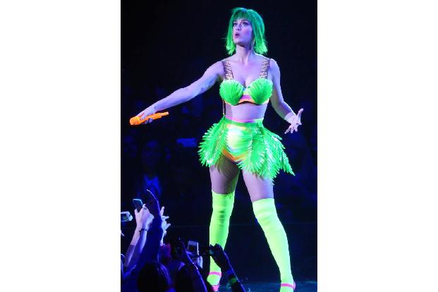 ...bei derselben Tournee performte sie auch in diesem knappen Neon-Dress: bei dem nicht nur die Haare, sondern auch das Mikr...