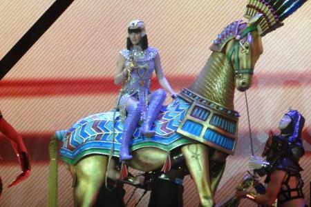 ...ritt die Entertainerin dann auf einer riesigen, goldenen Pferd-Attrappe im Look einer ägyptischen Göttin über die Bühne. ...