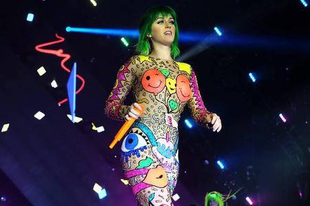 ...in einem knallbunten Ganzkörperanzug mit Smileys auf den Brüsten: Katy Perry liebt den Farbrausch, Glitzer und das Ausser...