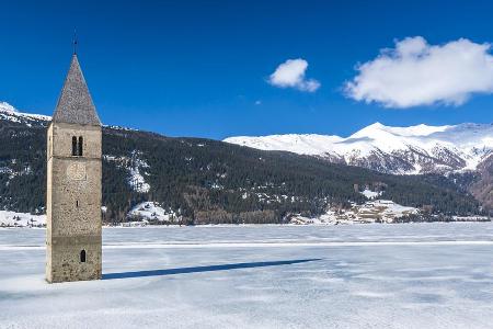Schlittschuhfahren bis zum versunkenen Kirchturm am Reschensee