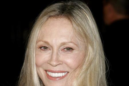 Ein Jahr später fügte der Baulöwe seiner Sammlung Schauspiel-Legende Faye Dunaway (79) hinzu. 1999 lächelte sie in die Kamer...