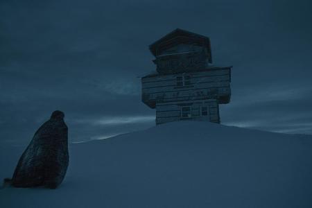 Grace (Riley Keough) auf dem Weg zur Buße durch den Schneesturm