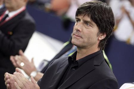 Leicht schüchtern wirkend, feiert Löw am 16.08.2006 sein Debüt als DFB-Coach. Zum Einstand darf er gleich einen klaren 3:0-S...