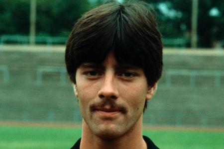 1978 startet Löw seine Karriere beim SC Freiburg in der 2. Bundesliga. Insgesamt im Laufe seiner Karriere dreimal bei den Br...