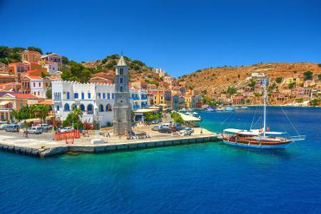 Mitten in der Ägäis liegt die griechische Insel Symi. Die kleinen versteckten Badebuchten sind wunderschön, meist aber nur m...