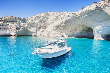 Auf Milos sieht das Meer wirklich malerisch aus. Wer das Glück hat, hier mit einer Yacht zu schippern, kann eine traumhafte ...