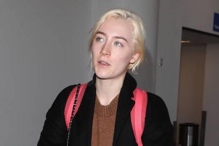 ...aktuell nicht ganz alleine ist, ist irgendwie klar. Denn dank der hunderten Awardshows derzeit wird auch Saoirse Ronan je...