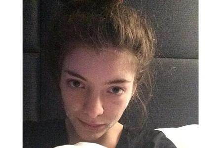 Sängerin Lorde zeigt sich auf Instagram ohne Schminke und mit Akne-Creme im Gesicht - und sieht dennoch zauberhaft aus.