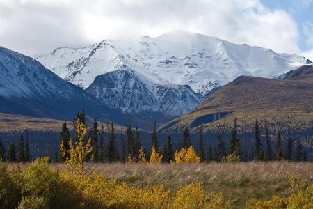 Im Kluane Nationalpark in der Provinz Yukon befinden sich zwei kanadische Sehenswürdigkeiten. Zum einen ist mit dem 5.959 Me...
