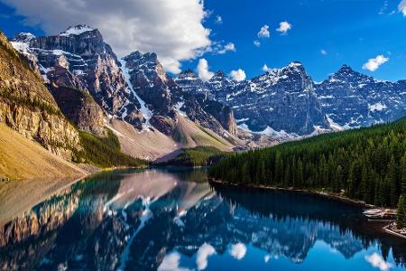 Der Moraine Lake in Alberta ist so berühmt, dass er es nicht nur vor die Kamera-Linse zahlreicher Touristen geschafft hat, s...