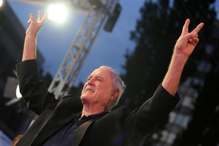 Der britische Komiker John Cleese (78) hat sich für eine Eigenhaartransplantation entschieden: 