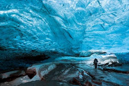 Weder flüssig noch gasförmig geht es in der Eishöhle von Vatnajökull auf Island zu. Die Welt scheint hier buchstäblich kopfz...