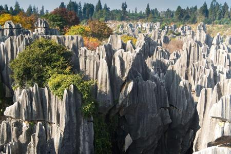 84 Kilometer südlich von Kunming liegt der berühmte Steinwald, im Chinesischen Shilin genannt. Die skurrilen Steingebilde ha...