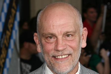 2013 bewahrte John Malkovich in Toronto einen Mann vor dem Verbluten. Dieser war so unglücklich gestürzt, dass er sich an ei...