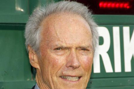 Als Clint Eastwood 2014 beim Abendessen eines Golfturniers einen Mann sah, der an einem Stück Käse zu ersticken drohte, mach...