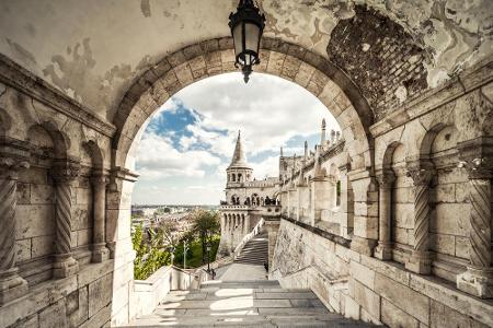 Was man als Tourist auf keinen Fall verpassen darf: den berühmten Burgpalast. Das UNESCO-Weltkulturerbe liegt erhaben auf de...