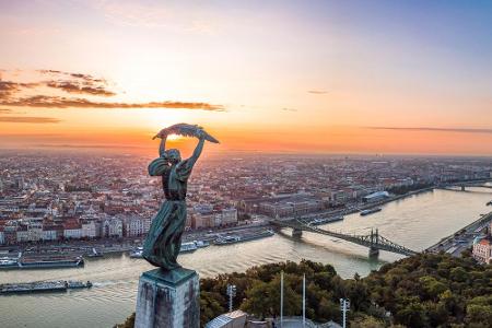 Auf dem Gellértberg befindet sich die Freiheitsstatue von Budapest. Doch sie ist nicht der einzige Grund, warum sich der Auf...