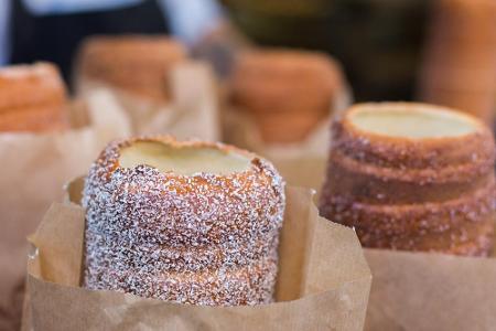 Apropos Essen: Wer nach Ungarn reist, muss das landestypische Gulasch probieren. Aber auch Baumkuchen steht weit oben auf de...